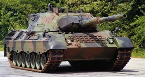 Militaire tank siert onthaal spoorfietsen