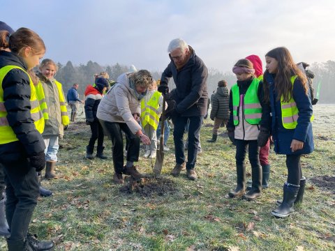 Leerlingen planten groene toekomst in Domein De Welvaart